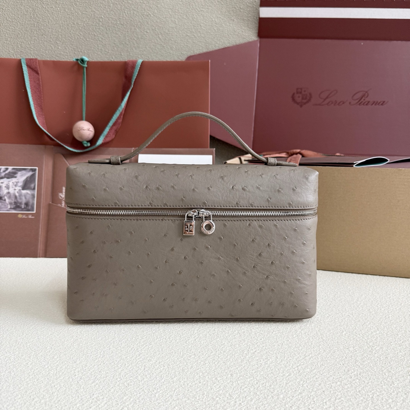 L**o p*ana extra pocket l27 ostrich-grained leather 16x27x10cm