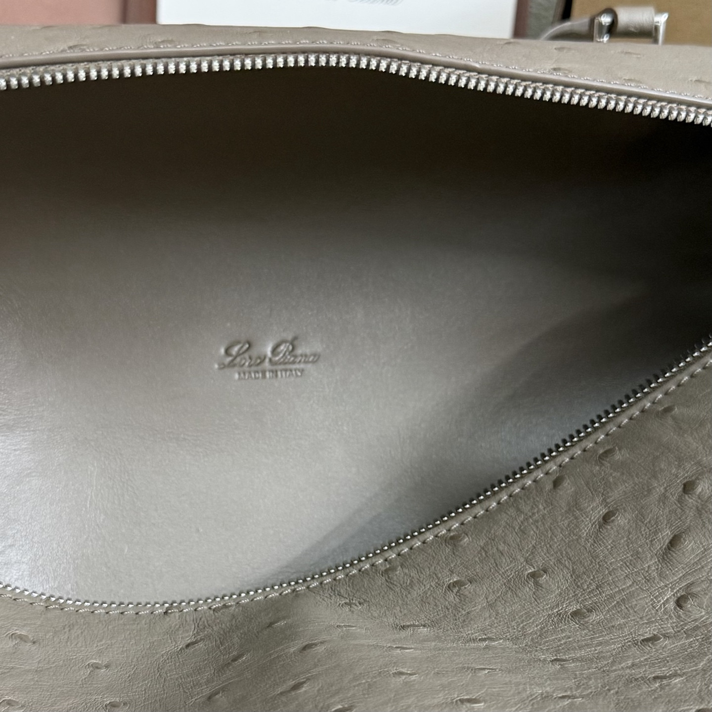 L**o p*ana extra pocket l27 ostrich-grained leather 16x27x10cm