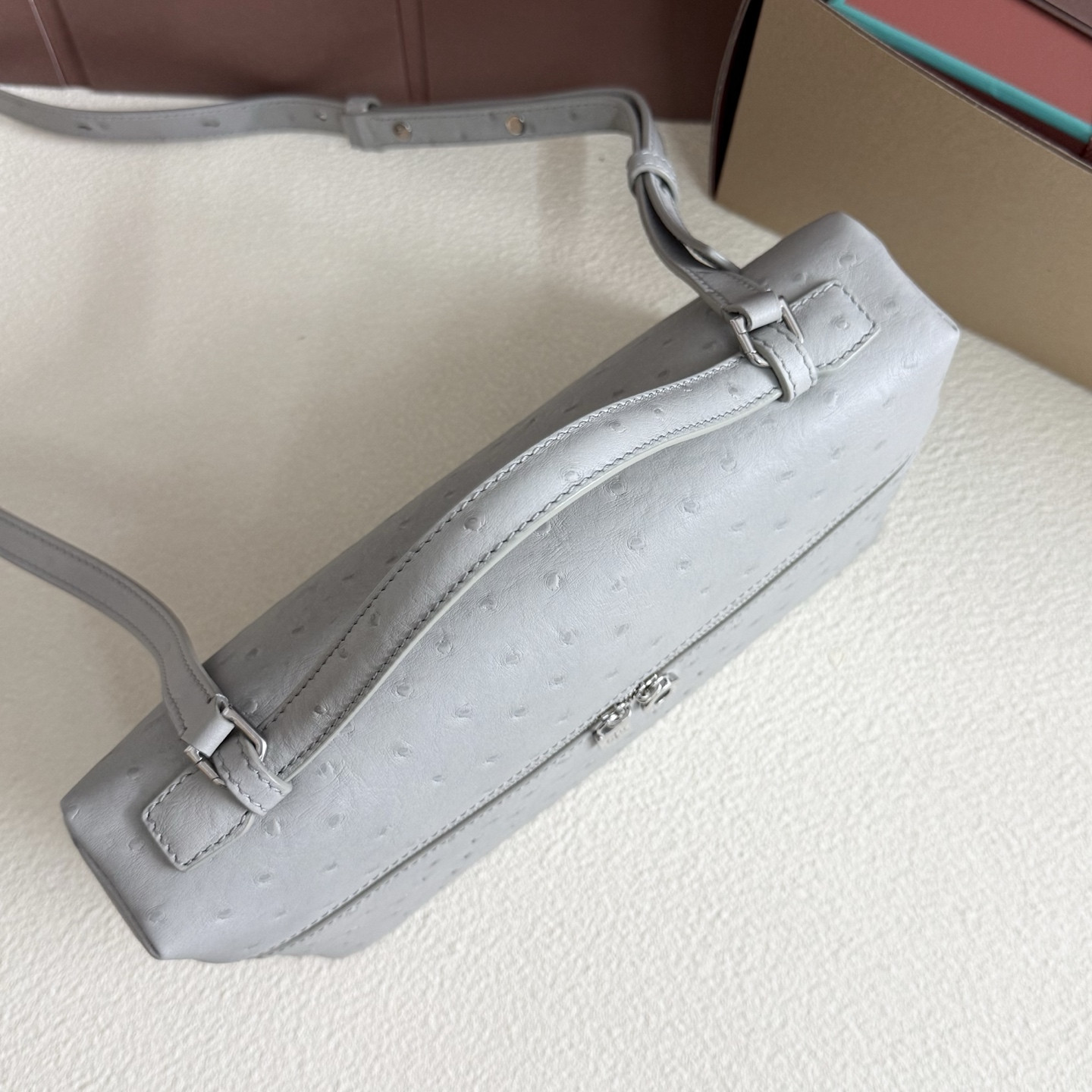 L**o p*ana extra pocket l27 ostrich-grained leather 16x27x10cm