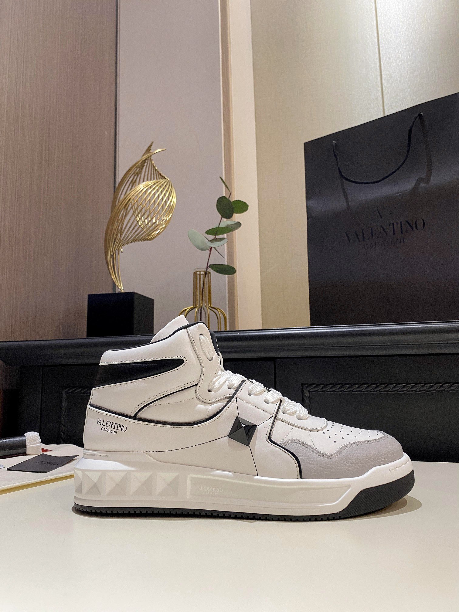 Va1e*ntin0 One Stud Mid-Top Calfskin Sneaker White Ys0E63Nwn 0N2