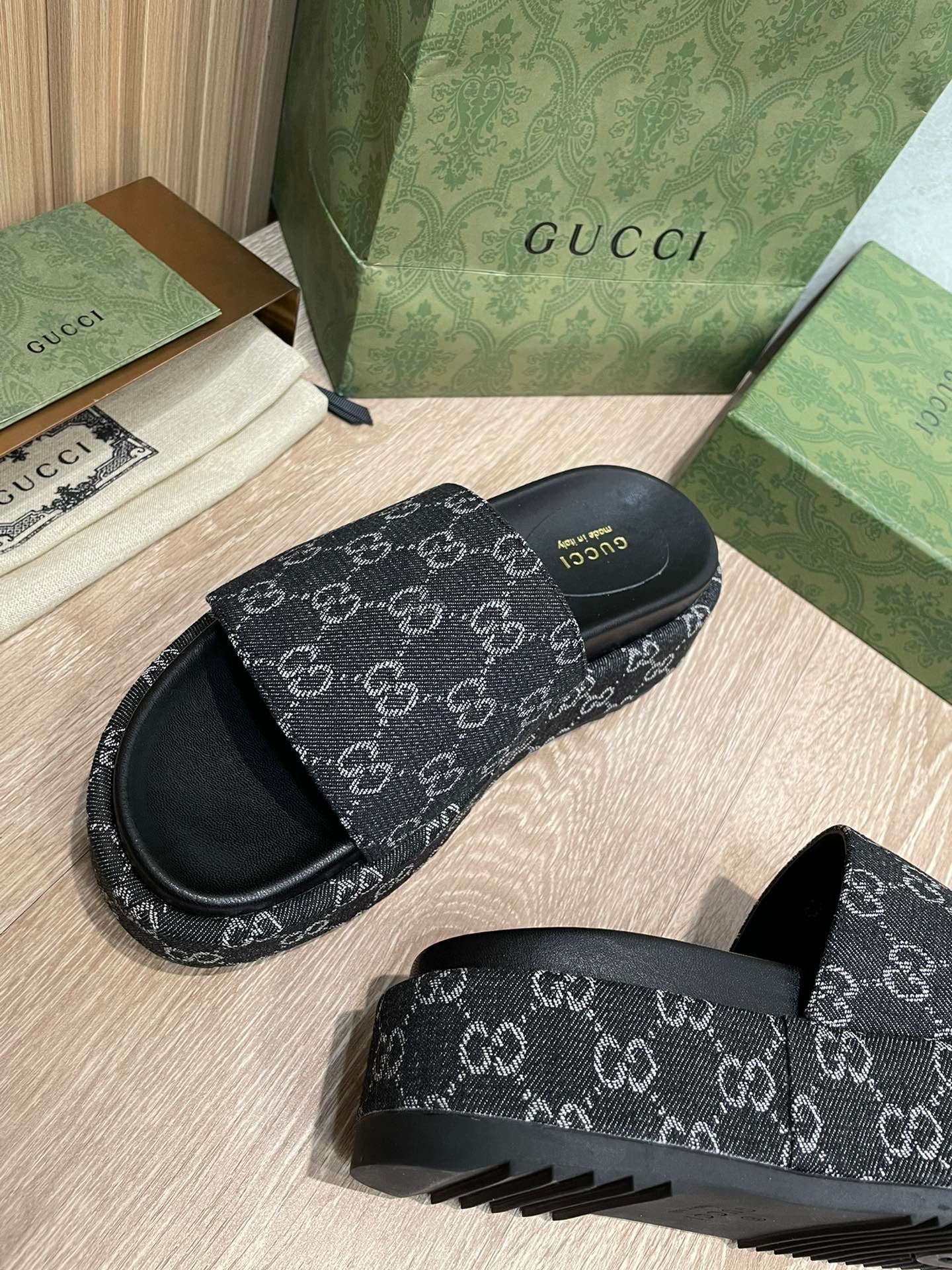 Gvc*1 Women’S Gg Lame Platform Slide Sandal Black 623212 Un300 1289