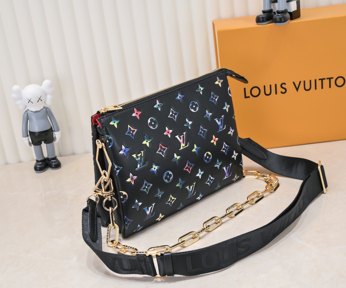 L0vis Vvtt0n Coussin PM Black 26Cm M21353