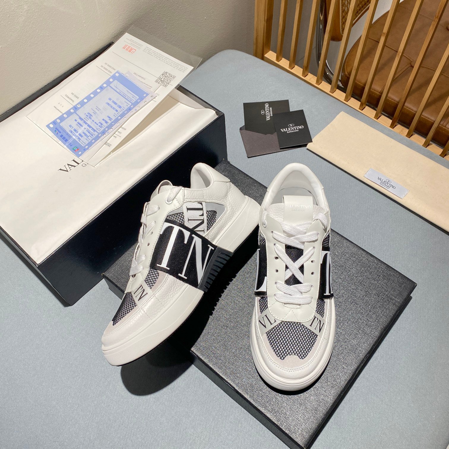 Va1e*ntin0 Vl7N Low-Top Sneaker In Calfskin And Mesh Fabric With Bands Black Xy0S0C58Swfq1X