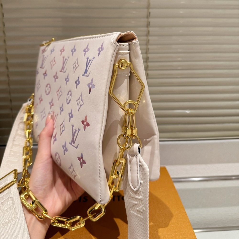 L0vis Vvtt0n Coussin PM Dream Cream 28Cm M25507