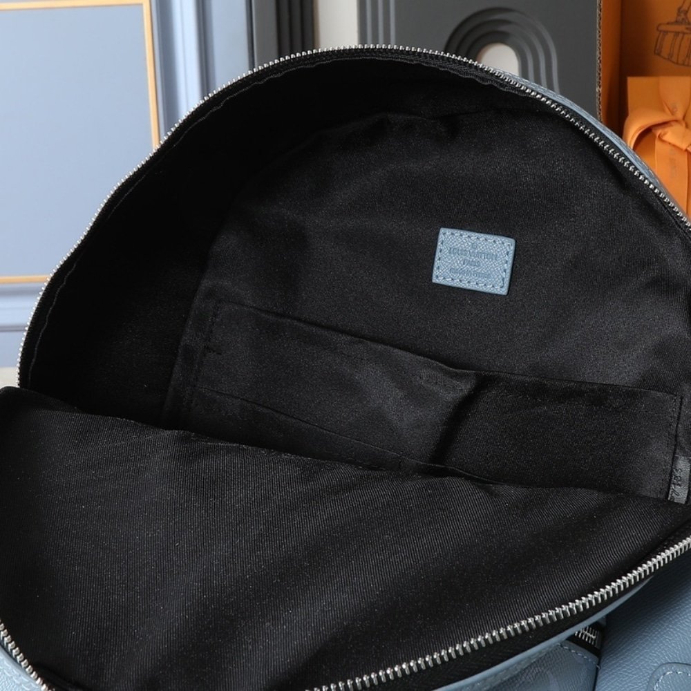 L0vis Vvtt0n Discovery Backpack PM Sky Blue 38Cm M14072