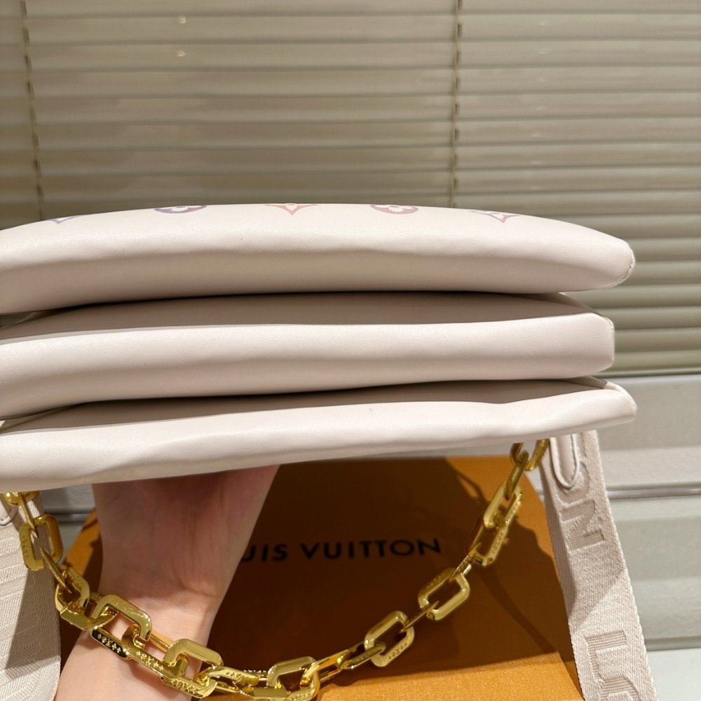 L0vis Vvtt0n Coussin PM Dream Cream 28Cm M25507