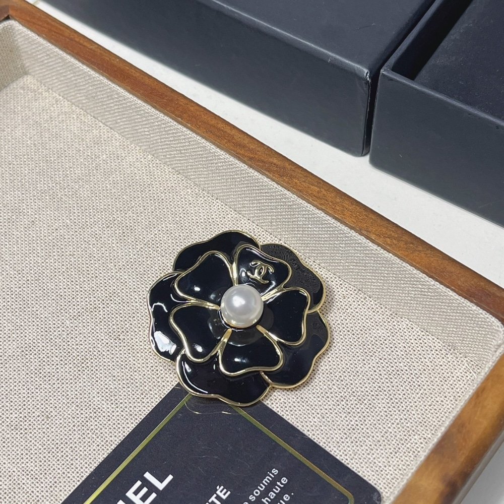 Ch**el Brooch Metal And Resin Gold With Black Pearly White Abg238 B21624 U3367