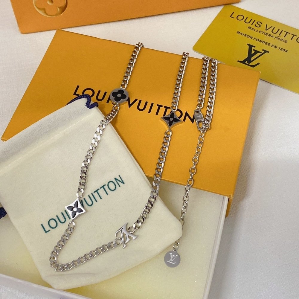 L0vis Vvtt0n Lv Spike Charms Necklace Silver M01717