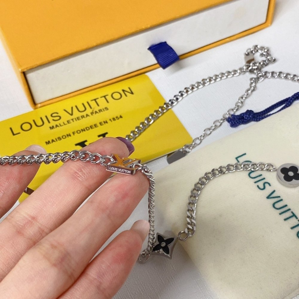 L0vis Vvtt0n Lv Spike Charms Necklace Silver M01717