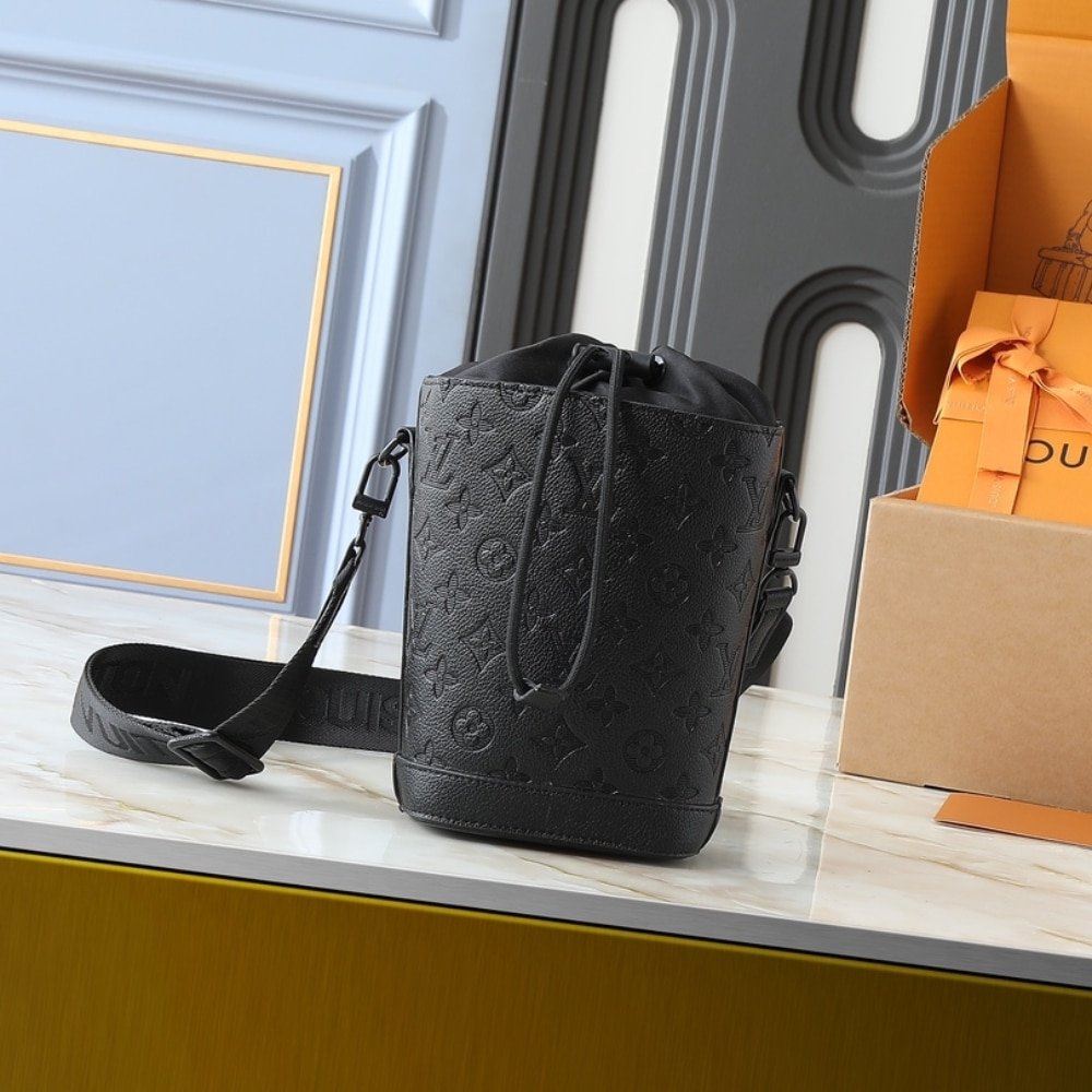 L0vis Vvtt0n Noe Crossbody Bag Black 21Cm M82248