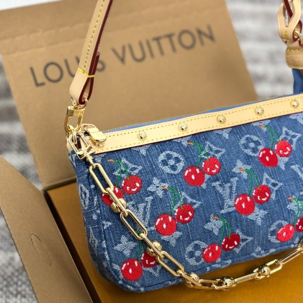 L0vis Vvtt0n X Takashi Murakami Pochette Accessoires Monogram Denim Blue 21Cm M13994