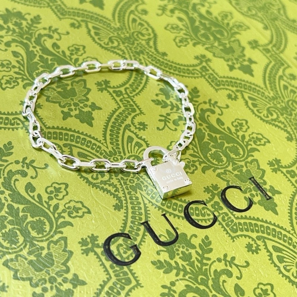 Gvc*1 Trademark Silver Chain ​​Bracelet With Padlock