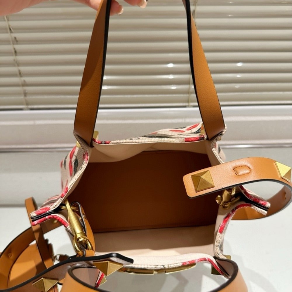 Va1e*ntin0 Garavani Vlogo Signature Cherryfic Motif Bag Beige 26Cm