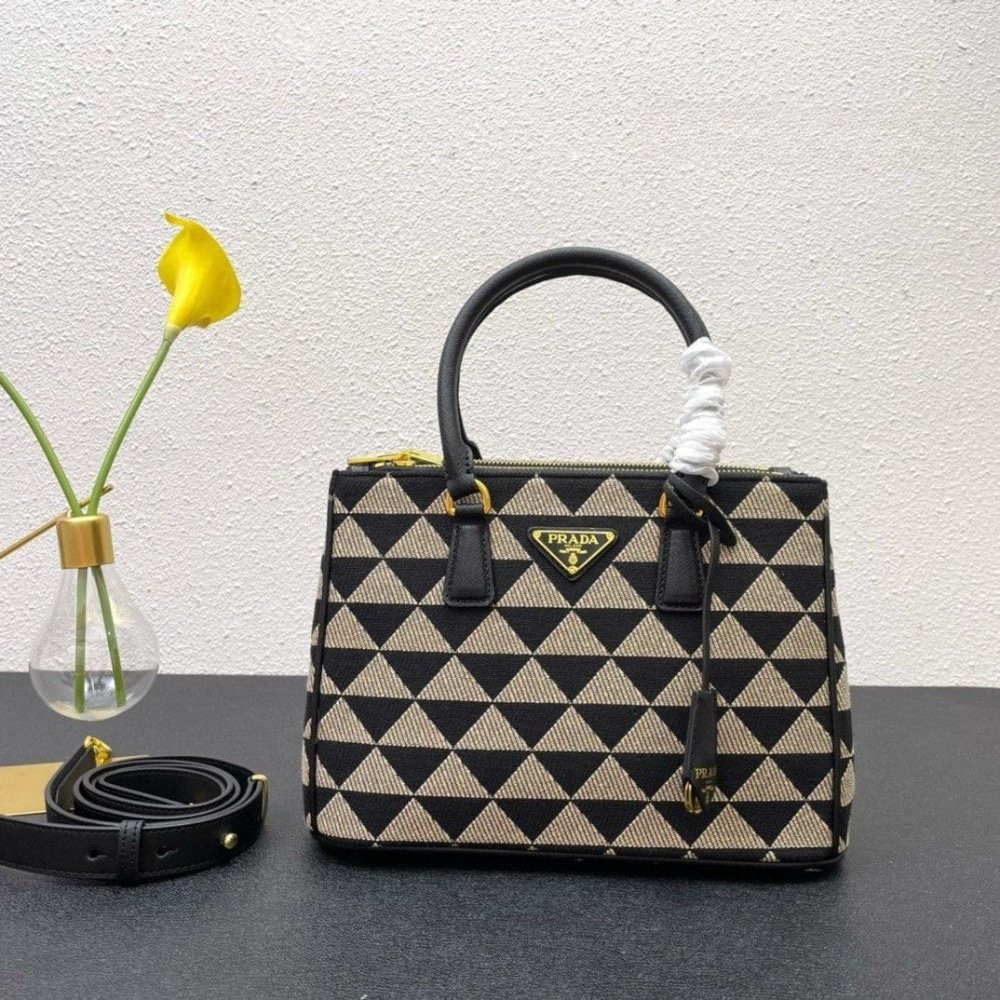 [S*per Vip 1:1] Pra*a Galleria Medium Symbole Embroidered Fabric Bag Black And Beige 28Cm 1Ba863 2Fkl F0Y30 V Ooo