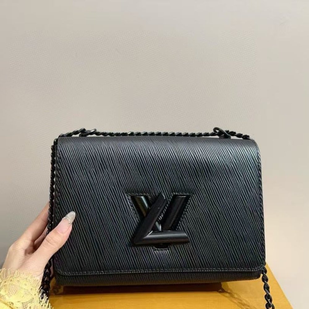 L0vis Vvtt0n Twist MM Bag All Black 23Cm M25325