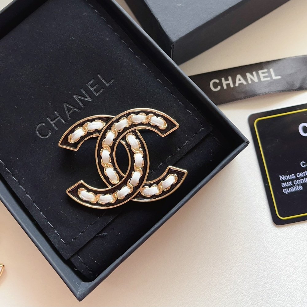 Ch**el Cc Brooch Black With White Interwoven Chain Pattern