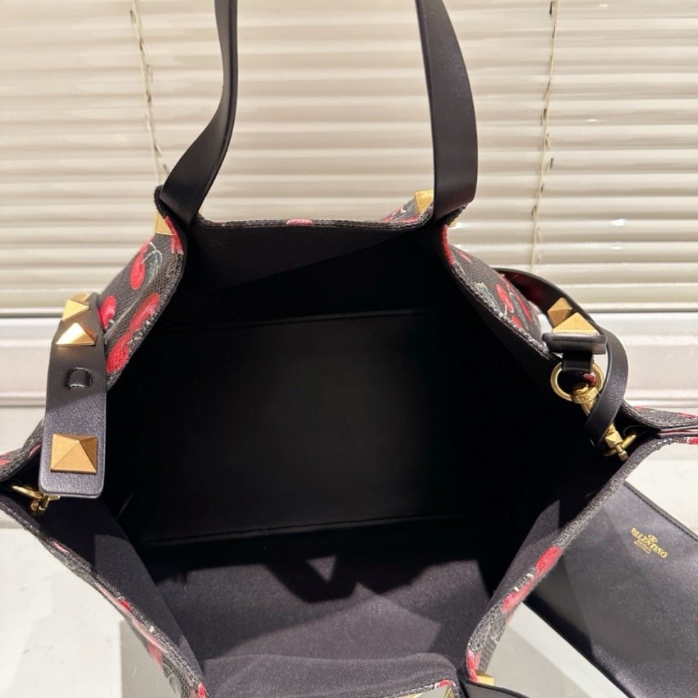 Va1e*ntin0 Garavani Vlogo Signature Cherryfic Motif Bag Black 26Cm
