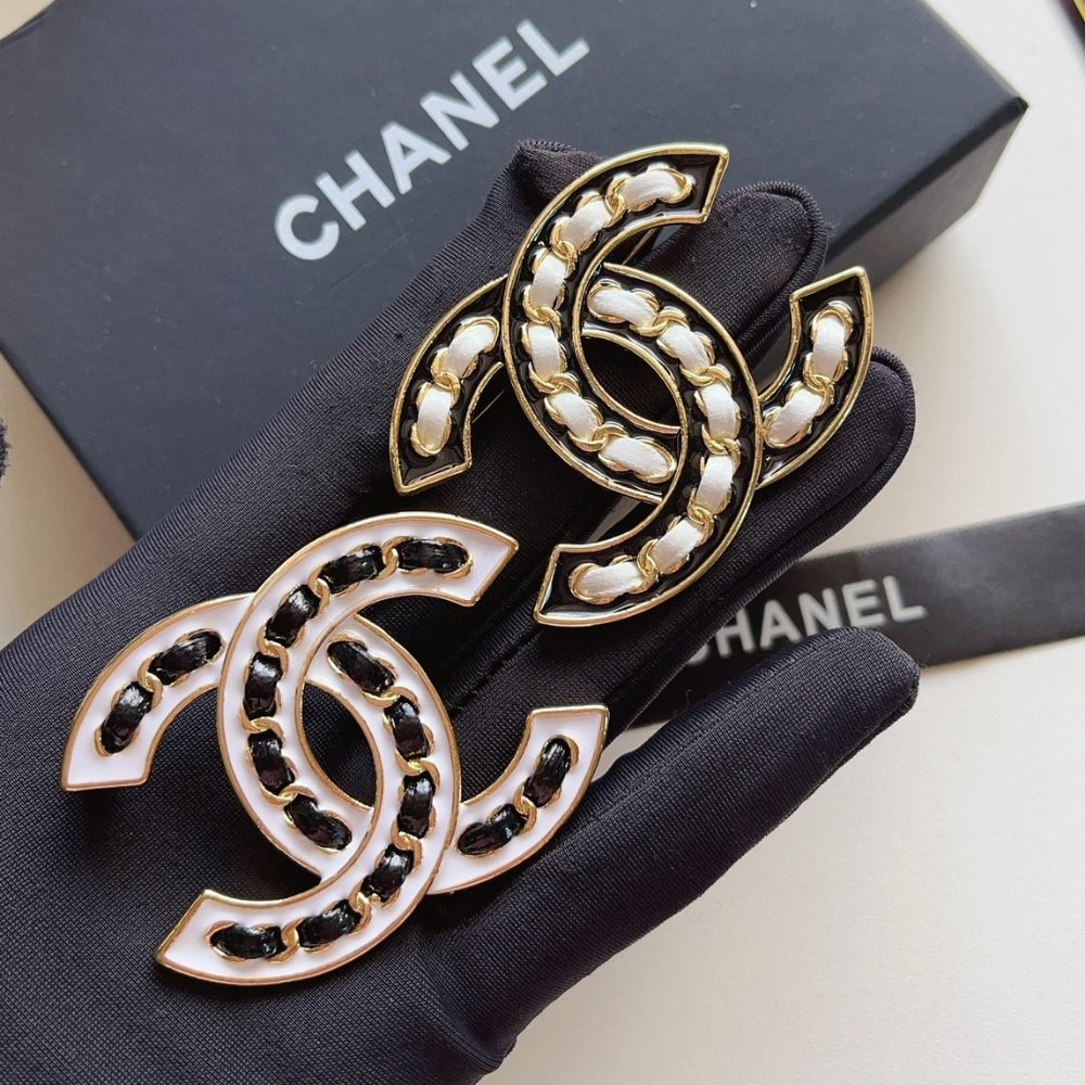 Ch**el Cc Brooch Black With White Interwoven Chain Pattern