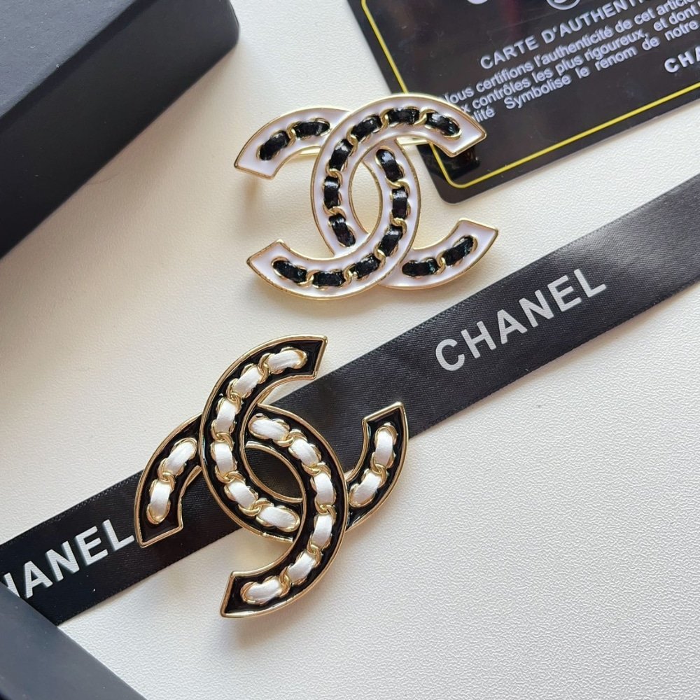 Ch**el Cc Brooch Black With White Interwoven Chain Pattern