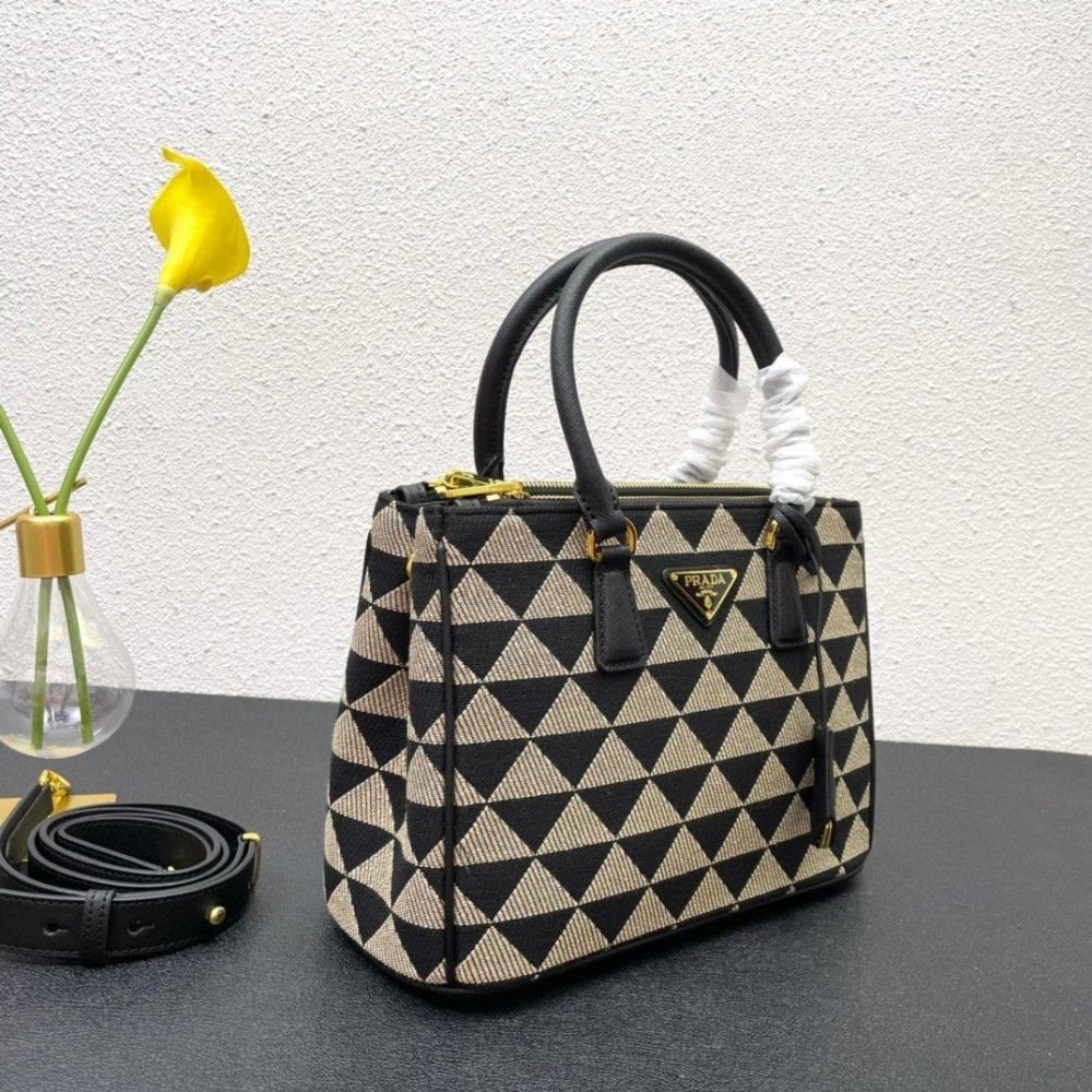 [S*per Vip 1:1] Pra*a Galleria Medium Symbole Embroidered Fabric Bag Black And Beige 28Cm 1Ba863 2Fkl F0Y30 V Ooo