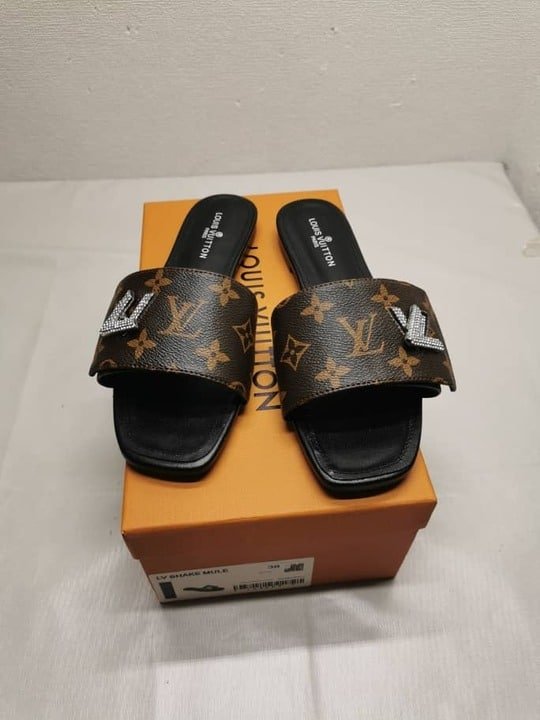 L0vis Vvtt0n Shake Flat Mule Monogram