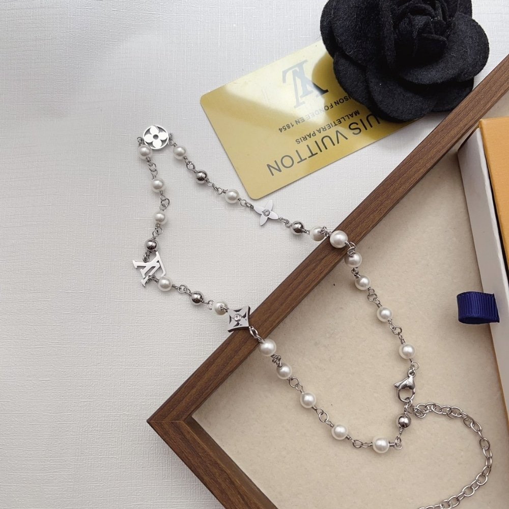 L0vis Vvtt0n Lv Pearls Necklace Silver M02448