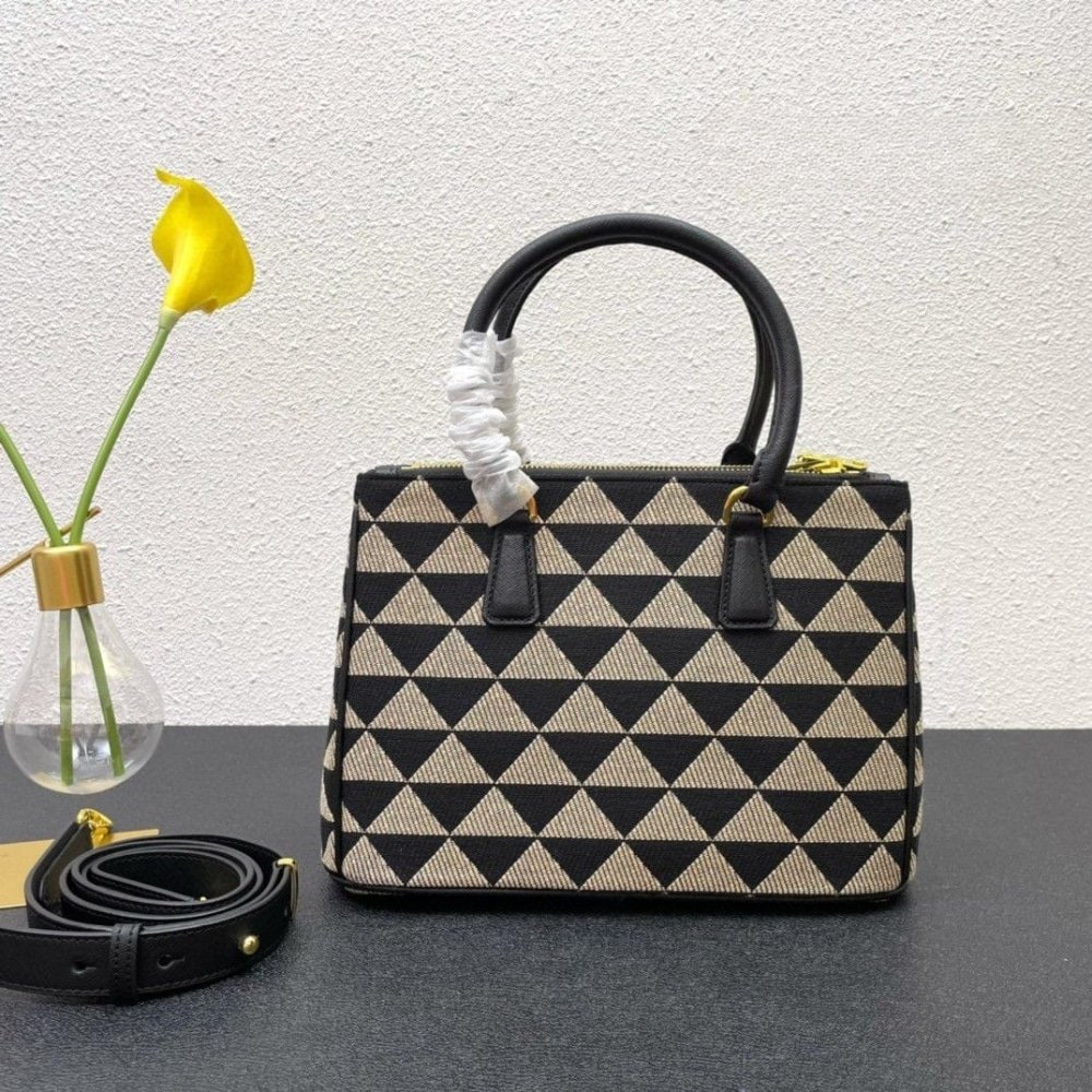 [S*per Vip 1:1] Pra*a Galleria Medium Symbole Embroidered Fabric Bag Black And Beige 28Cm 1Ba863 2Fkl F0Y30 V Ooo