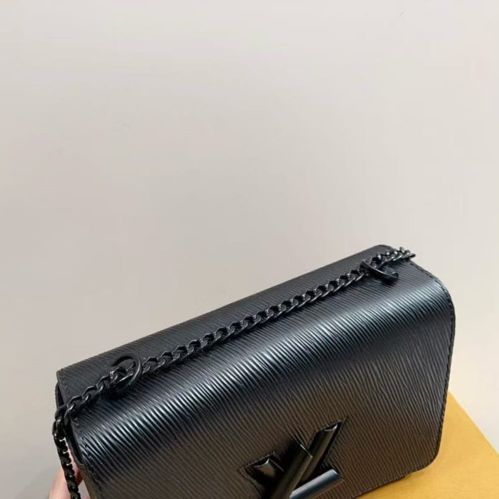 L0vis Vvtt0n Twist MM Bag All Black 23Cm M25325