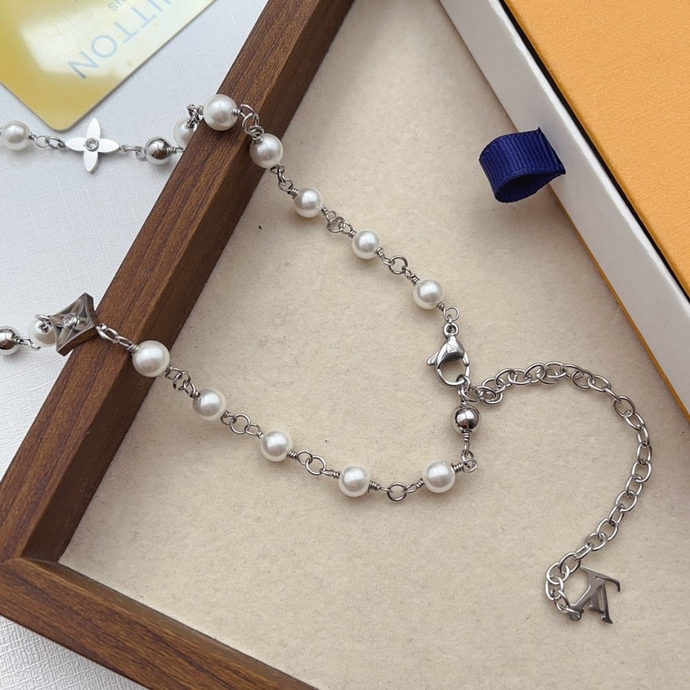 L0vis Vvtt0n Lv Pearls Necklace Silver M02448