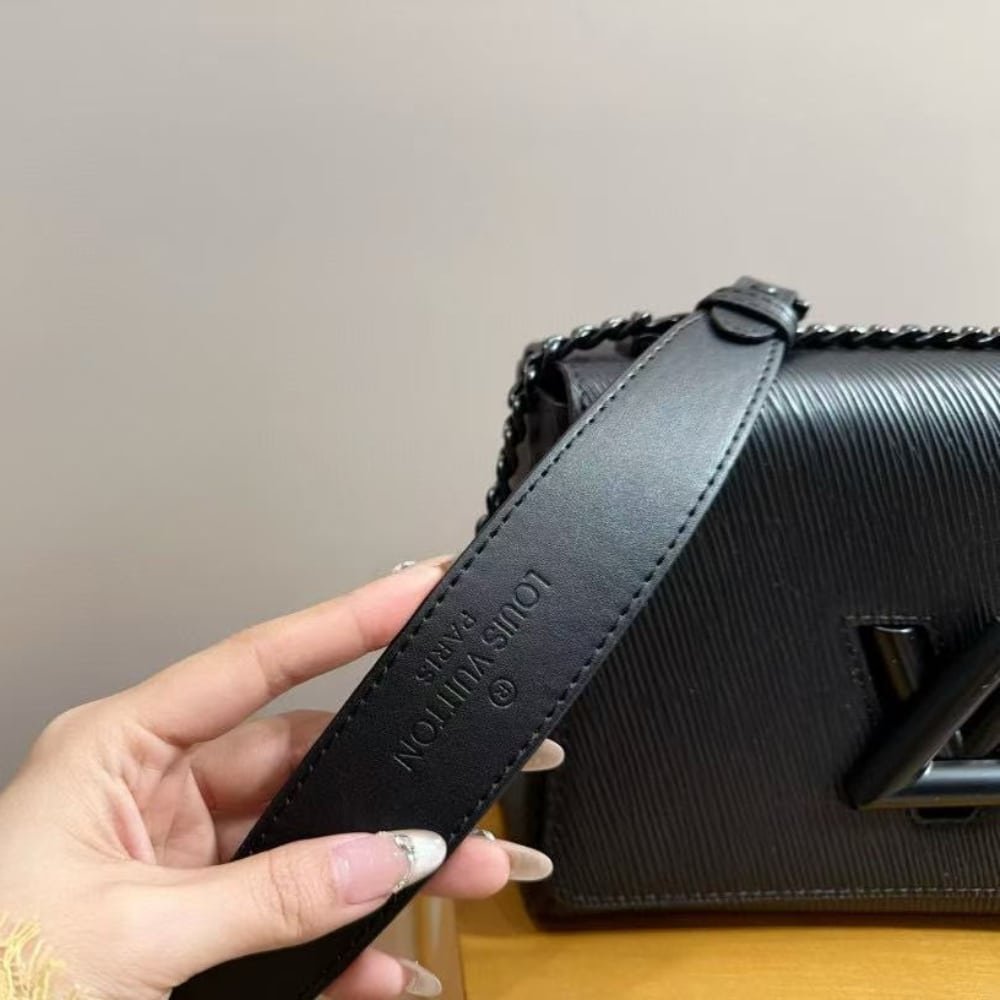 L0vis Vvtt0n Twist MM Bag All Black 23Cm M25325