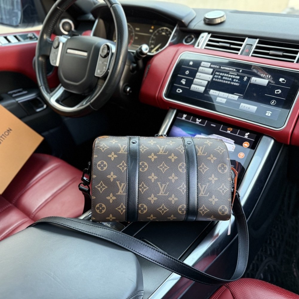 L0vis Vvtt0n City Keepall Bag Monogram Canvas With Lv Friends Patch 27Cm