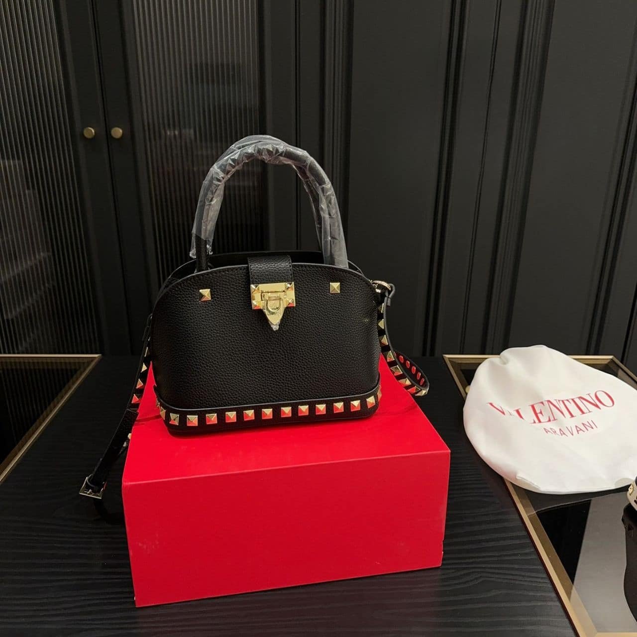 Va1e*ntin0 Garavani Rockstud Handbag In Grainy Black 21Cm