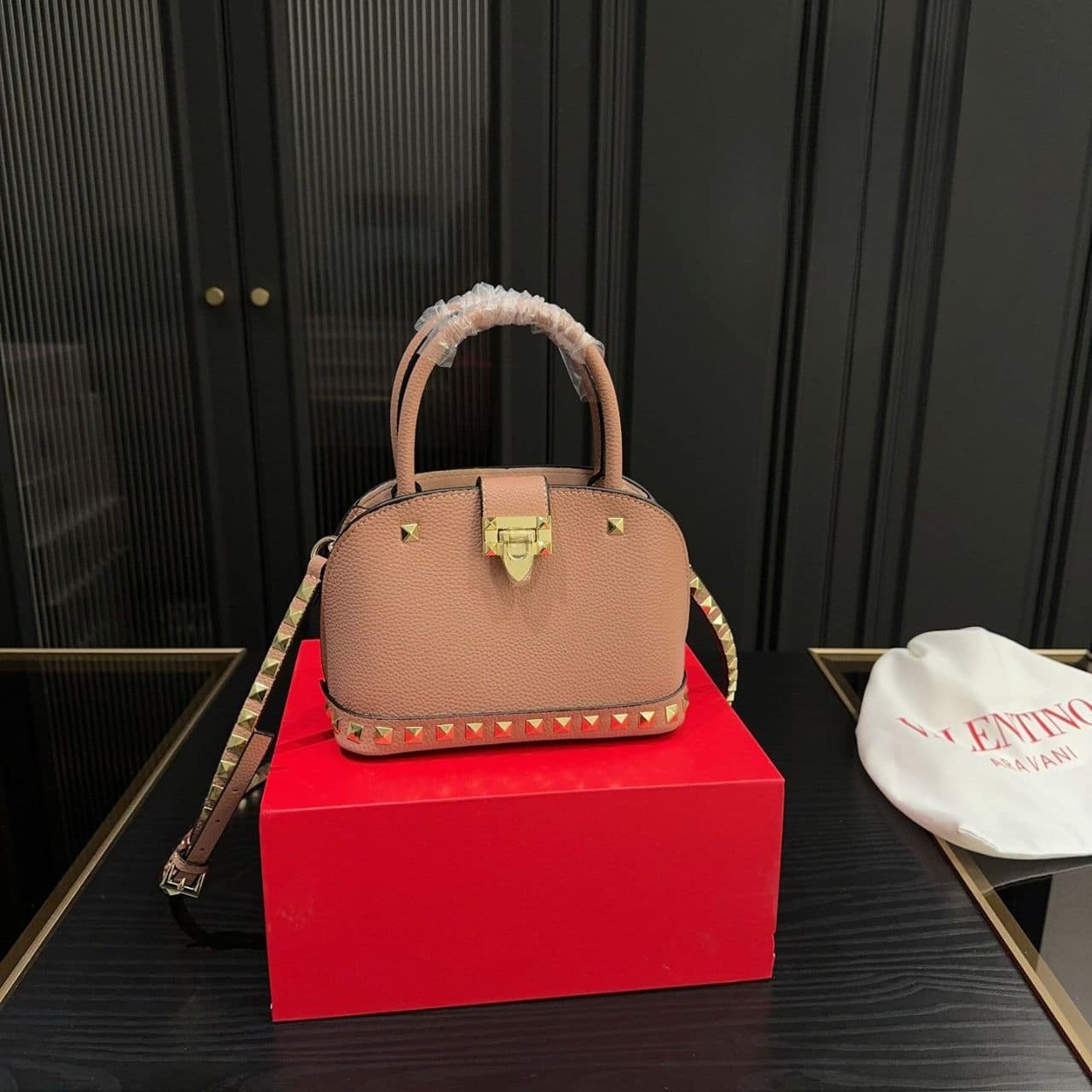 Va1e*ntin0 Garavani Rockstud Handbag In Grainy Light Pink 21Cm