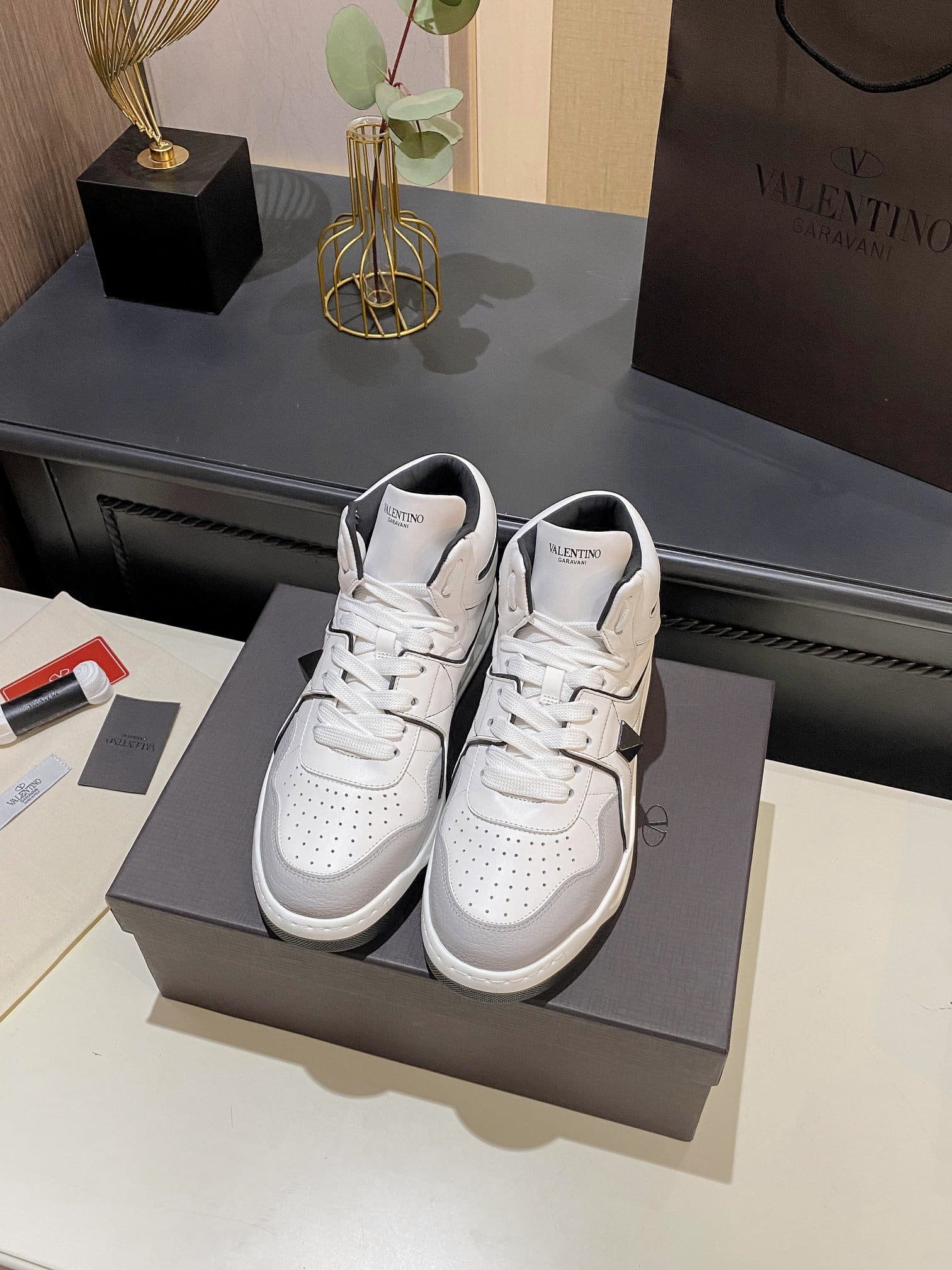 Va1e*ntin0 One Stud Mid-Top Calfskin Sneaker White Ys0E63Nwn 0N2