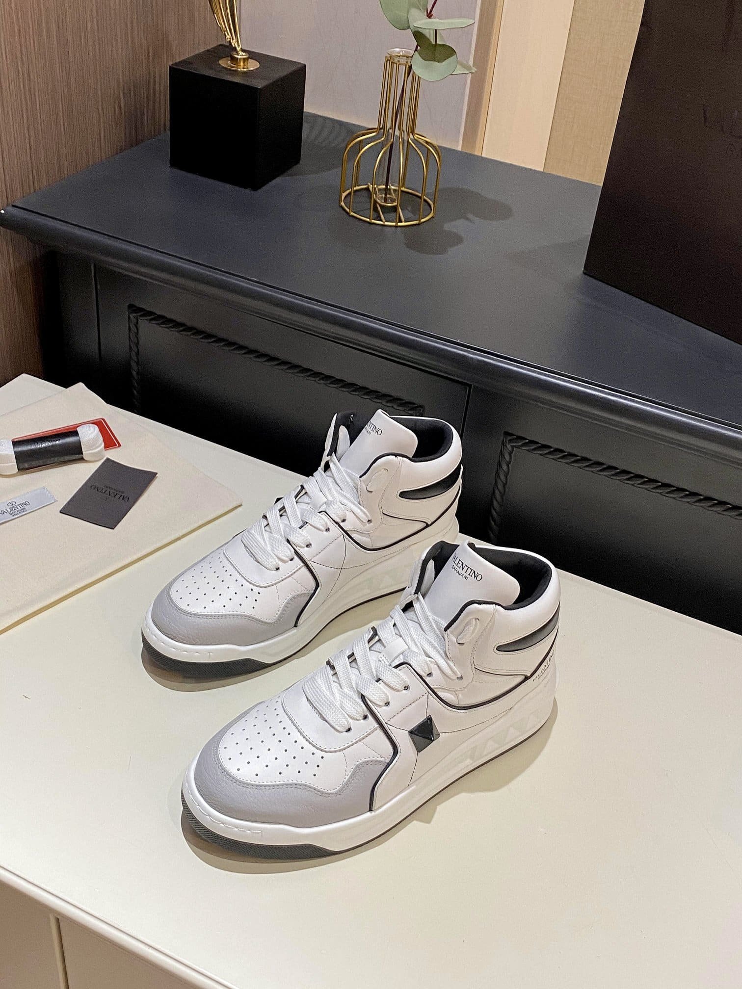 Va1e*ntin0 One Stud Mid-Top Calfskin Sneaker White Ys0E63Nwn 0N2