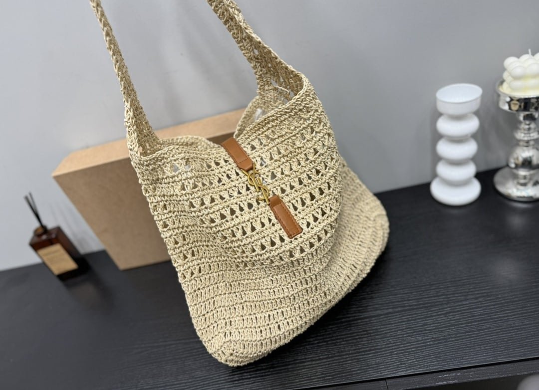 Sa1nt Lau*nt Le 5 A 7 In Raffia Crochet And Smooth Leather Beige 32Cm 690941Gaaar2080