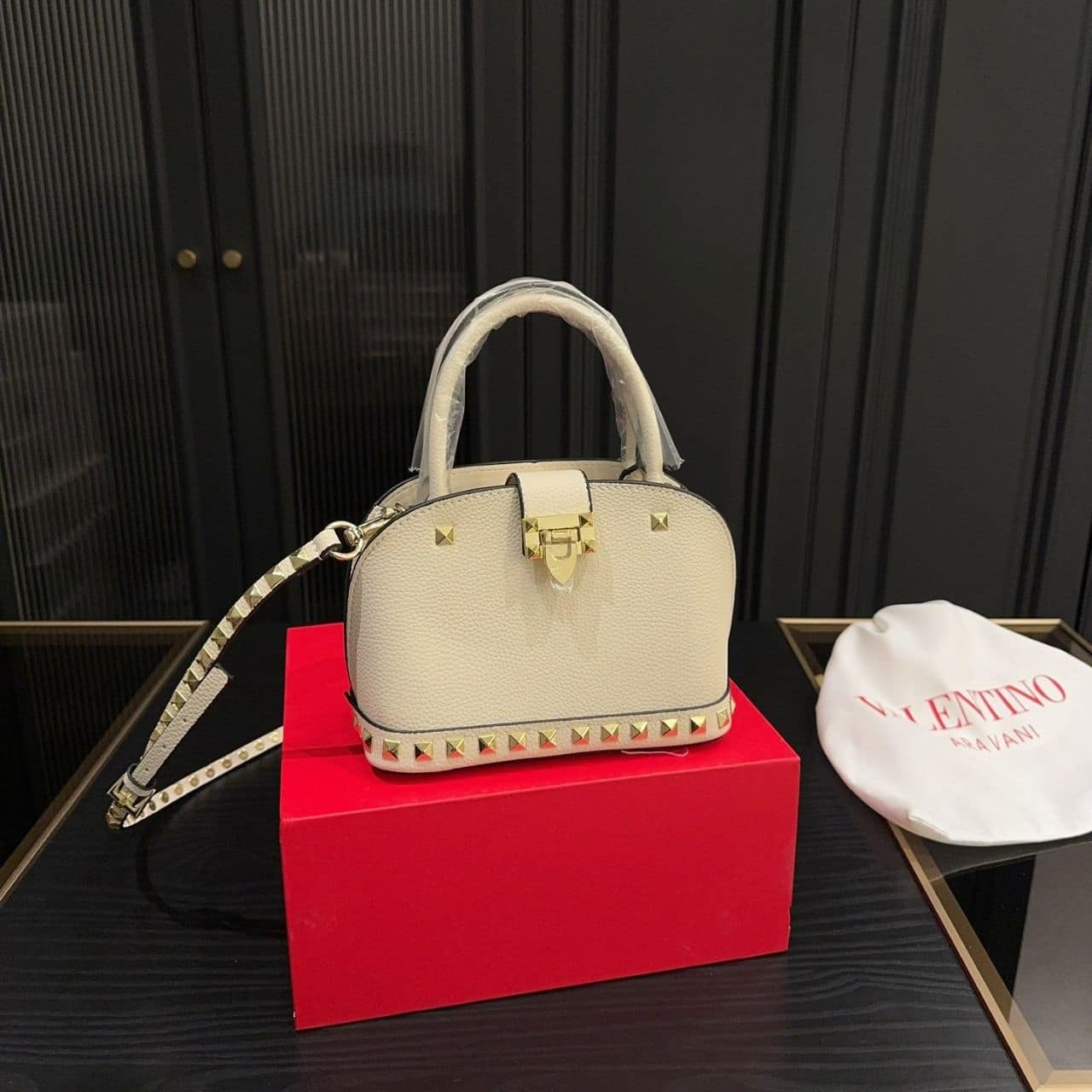 Va1e*ntin0 Garavani Rockstud Handbag In Grainy White 21Cm