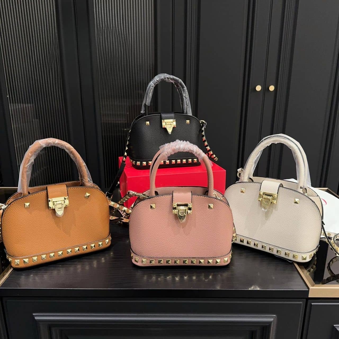 Va1e*ntin0 Garavani Rockstud Handbag In Grainy Black 21Cm