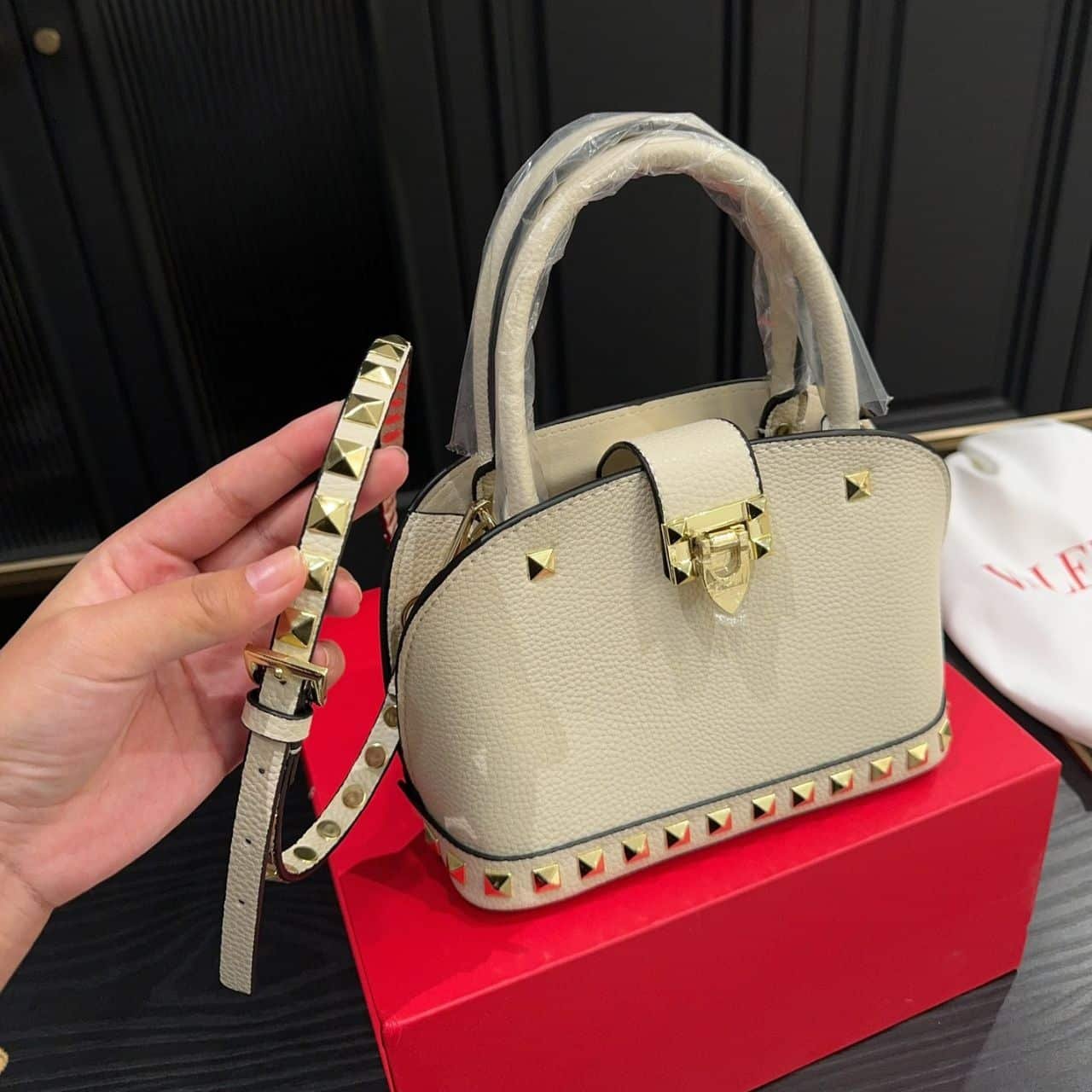 Va1e*ntin0 Garavani Rockstud Handbag In Grainy White 21Cm