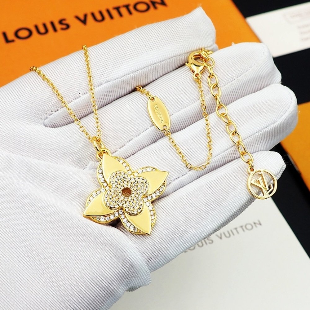 L0vis Vvtt0n Lv Medaillon Necklace Gold M02001