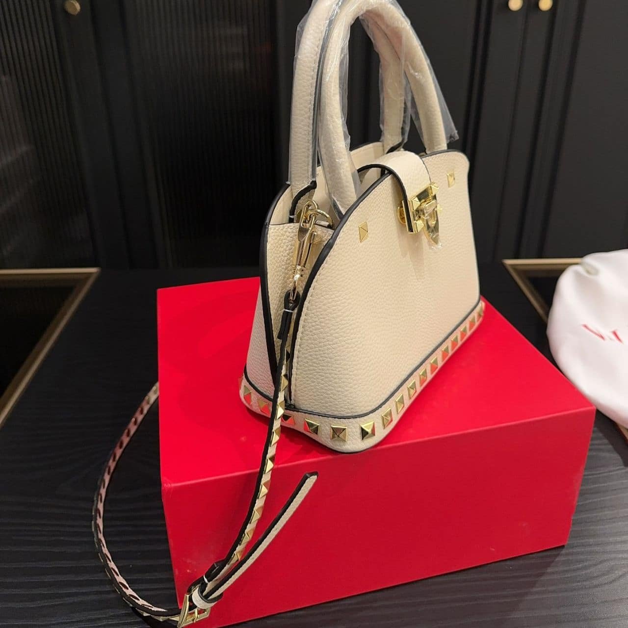 Va1e*ntin0 Garavani Rockstud Handbag In Grainy White 21Cm