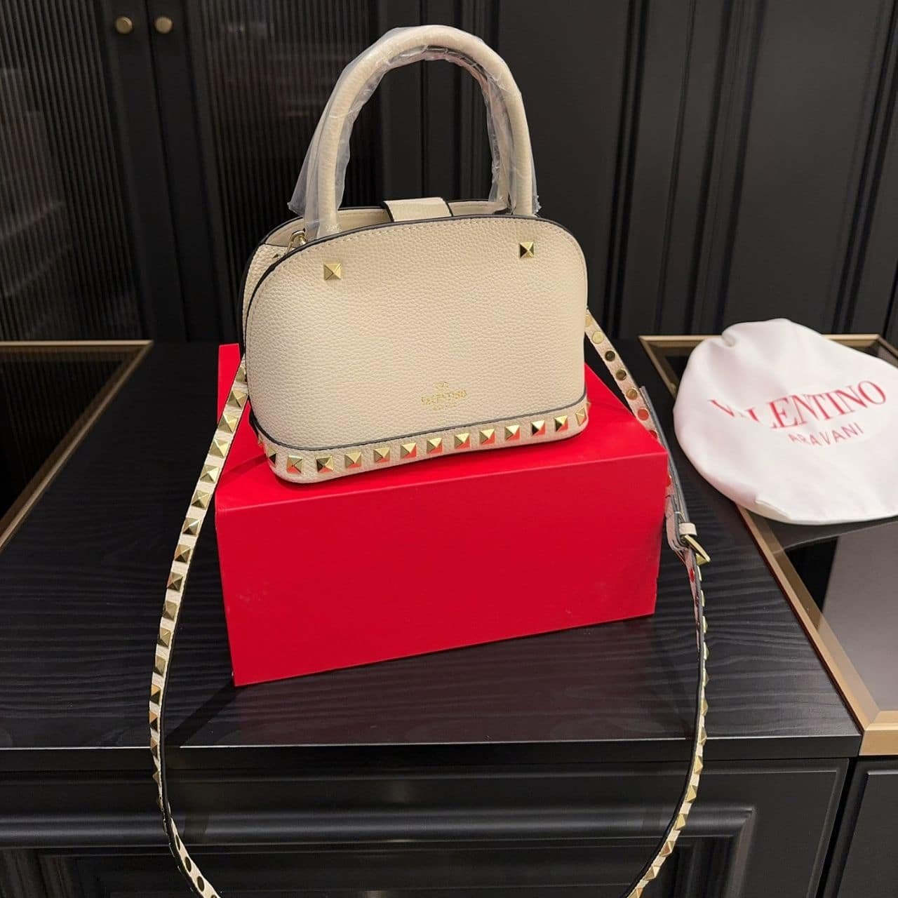 Va1e*ntin0 Garavani Rockstud Handbag In Grainy White 21Cm