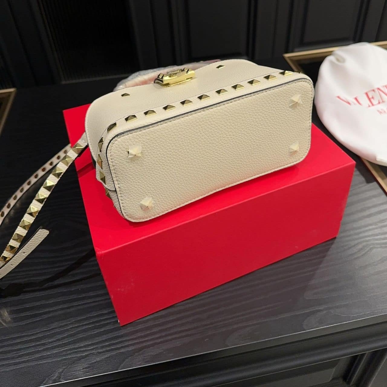 Va1e*ntin0 Garavani Rockstud Handbag In Grainy White 21Cm