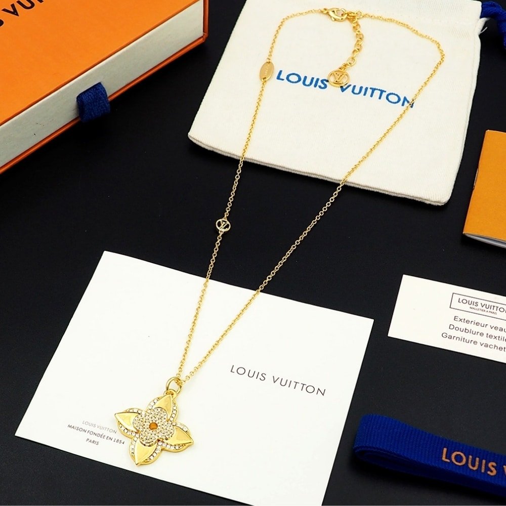 L0vis Vvtt0n Lv Medaillon Necklace Gold M02001