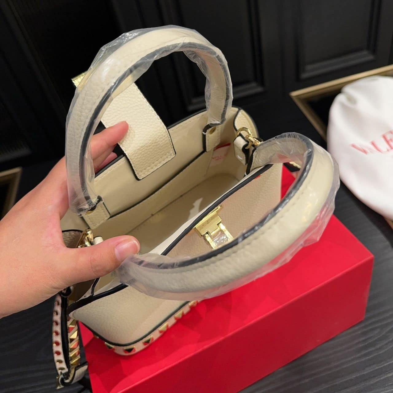 Va1e*ntin0 Garavani Rockstud Handbag In Grainy White 21Cm
