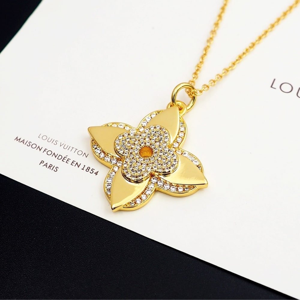 L0vis Vvtt0n Lv Medaillon Necklace Gold M02001