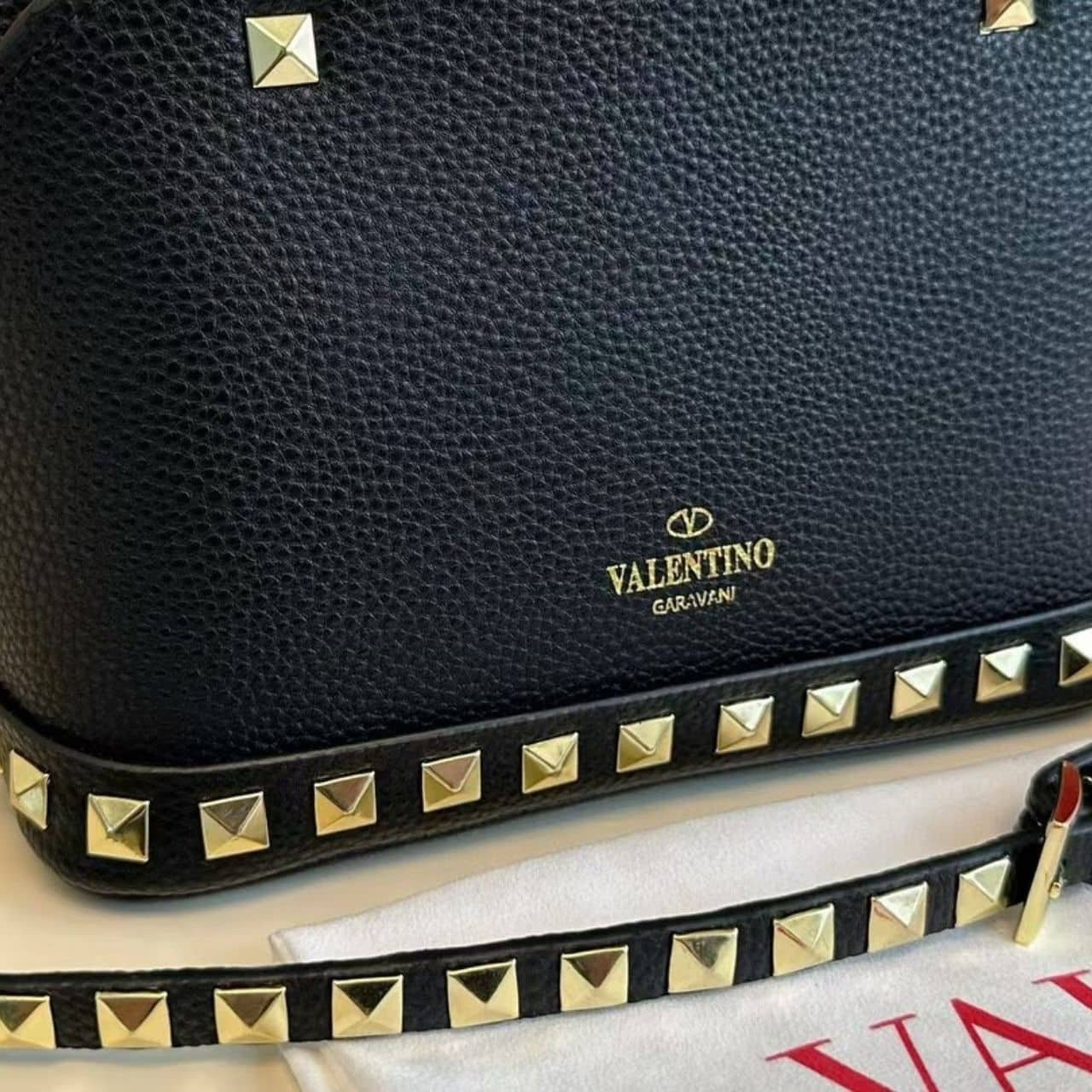Va1e*ntin0 Garavani Rockstud Handbag In Grainy Black 21Cm