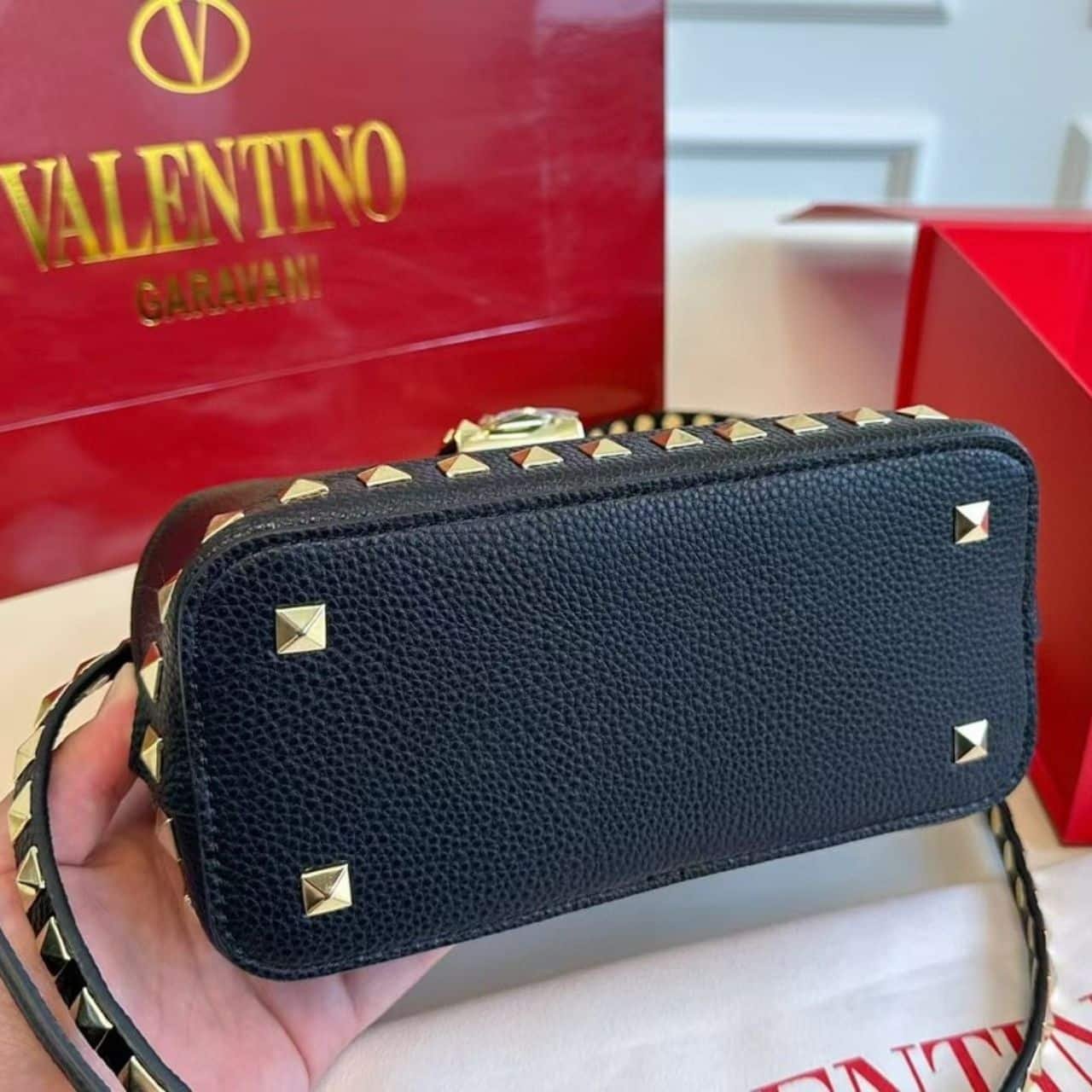 Va1e*ntin0 Garavani Rockstud Handbag In Grainy Black 21Cm