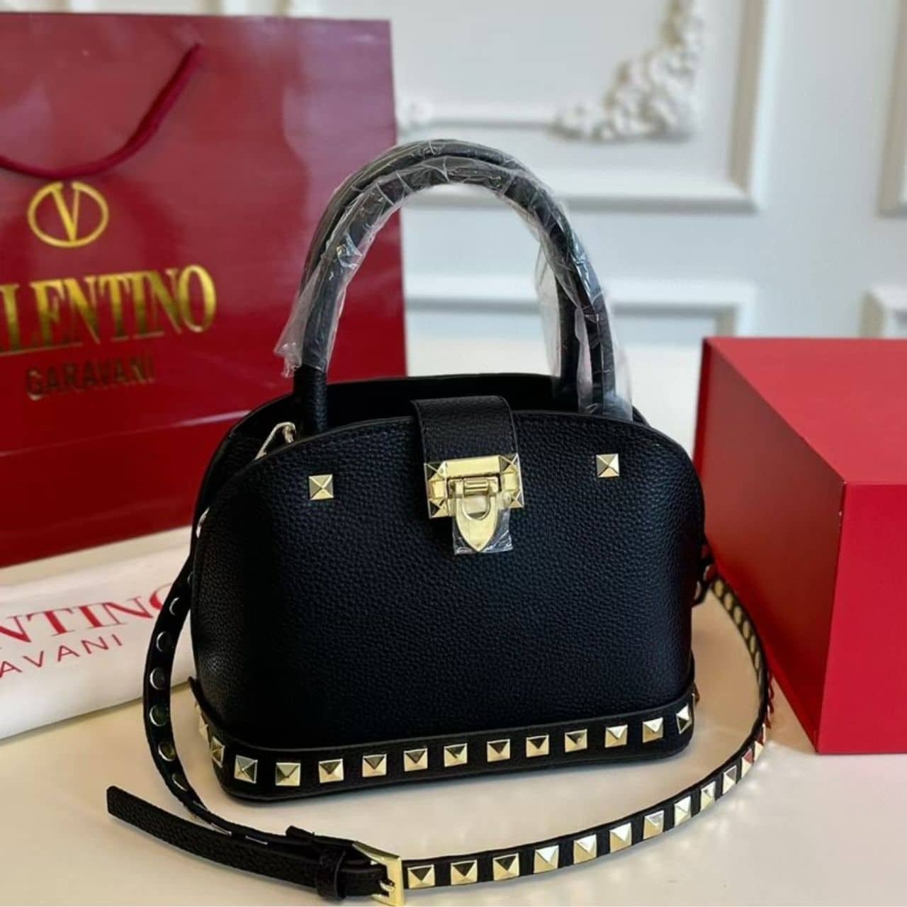 Va1e*ntin0 Garavani Rockstud Handbag In Grainy Black 21Cm