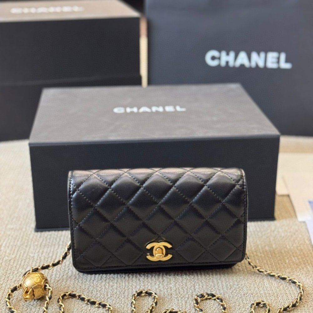 Ch**el Classic Wallet On Chain Black 19Cm